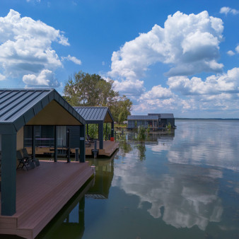 Abádszalóki úszóházak