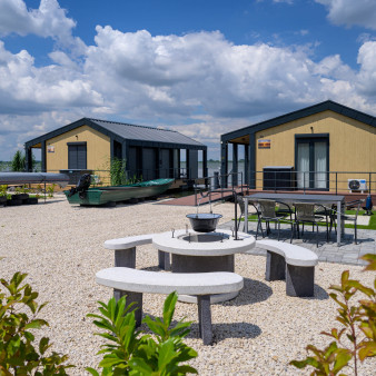 Abádszalóki úszóházak